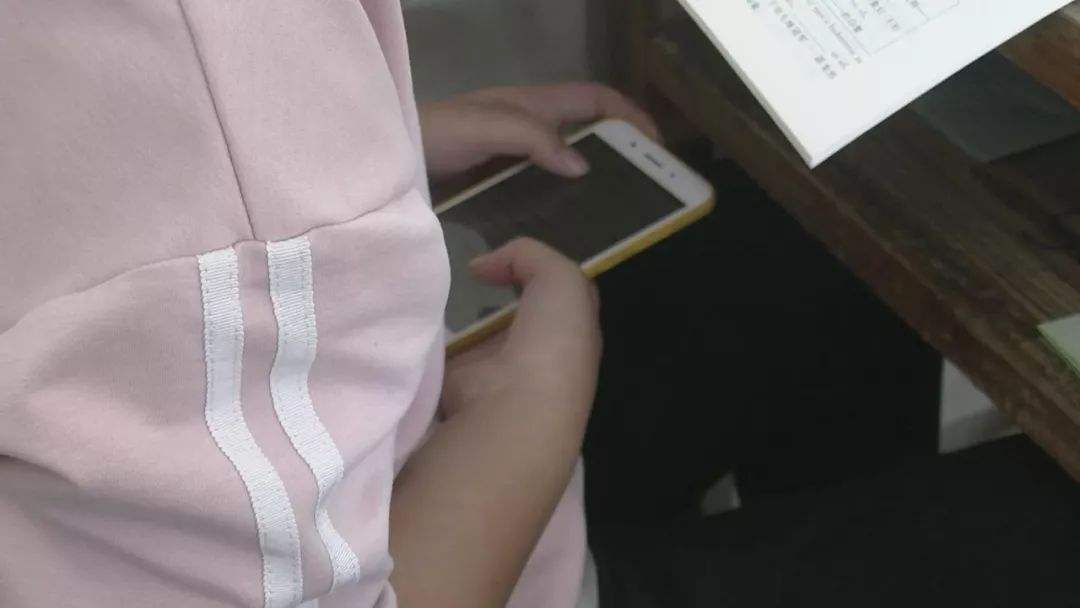 玩手机03.jpg